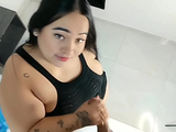 Mi madrastra siempre busca la manera de mostrarme y moverme su enorme culo para que la folle como a ella le gusta